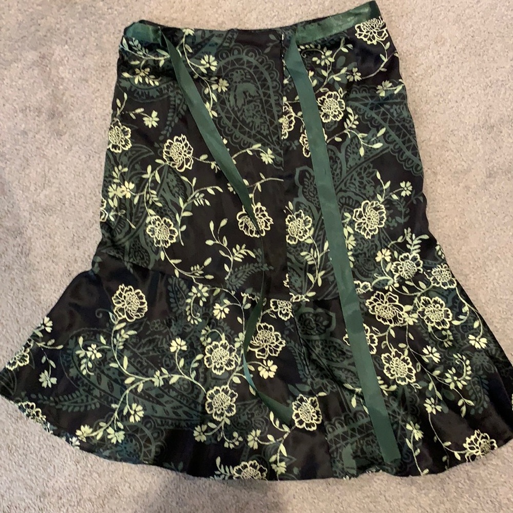 Like new New York and Company silk skirt forest green with design